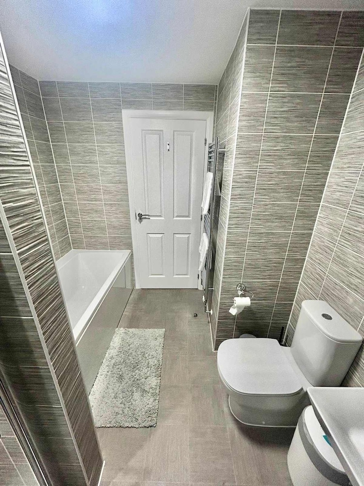 Luxurious Majestic 4 Bedroom- Free Parking