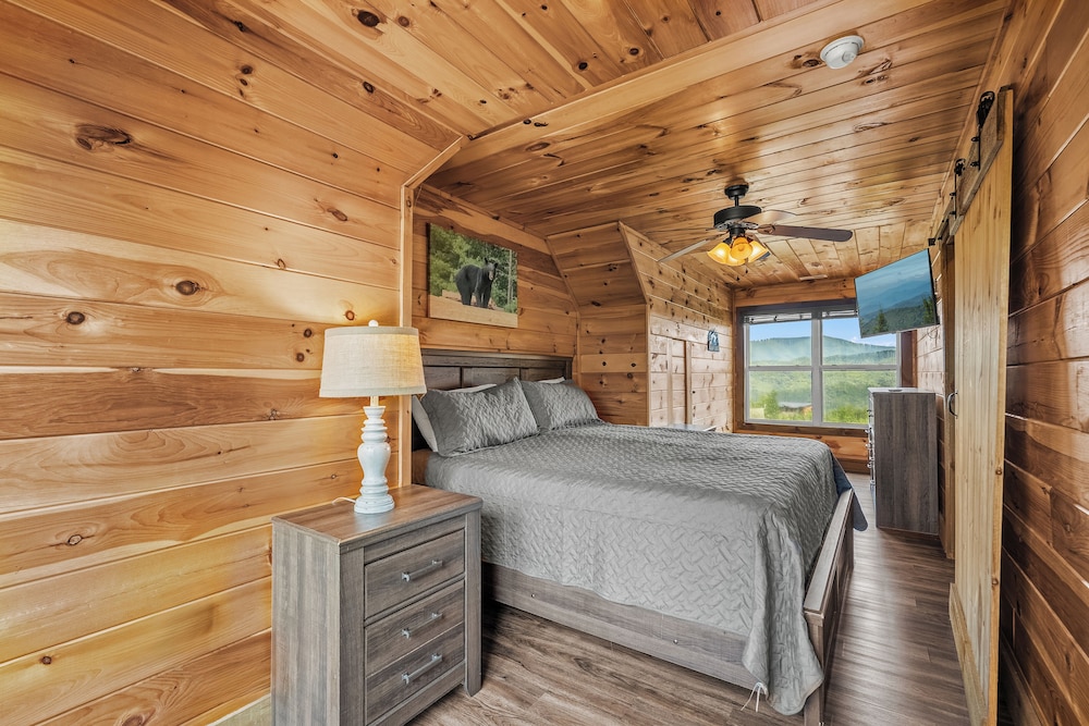 Amazing View Cabin w Gameroom Hot Tub Fire Pit