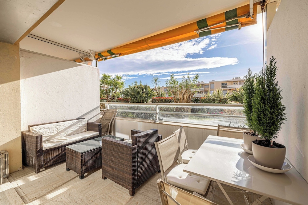 Charming Apartment on Boulevard Alexandre III