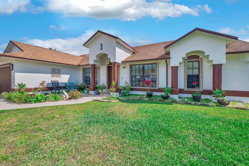 Outdoor Relaxation! Port St Lucie Family Home