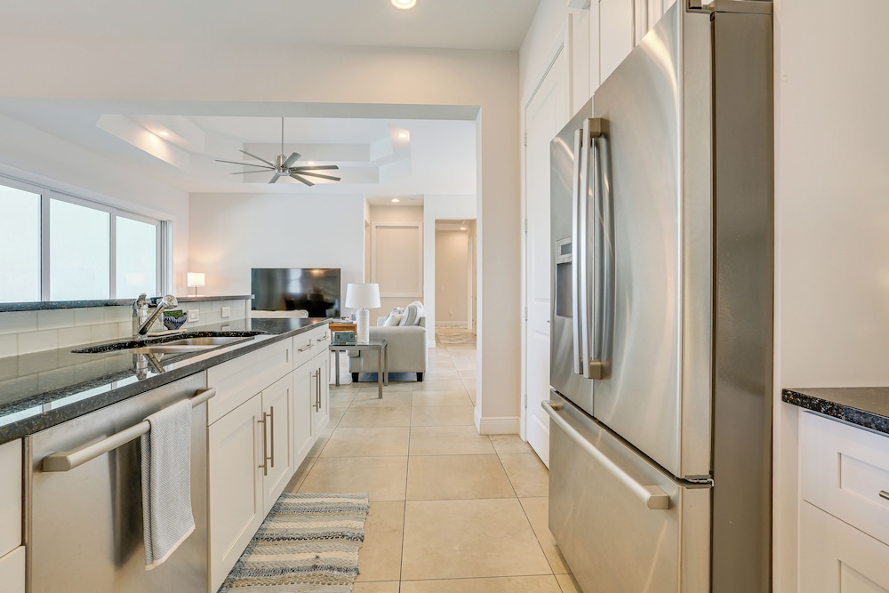1/2 Mi to Beach: Poolside Oasis on Marco Island!