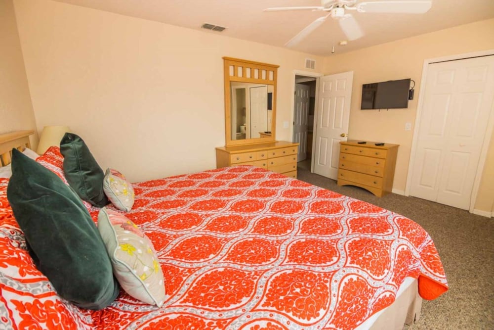 Lynval's Regal Palms Resort Townhome