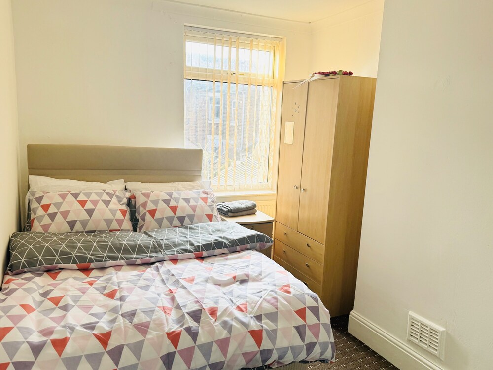 Stoke-on-trent - House - Sleeps 7 - City Centre