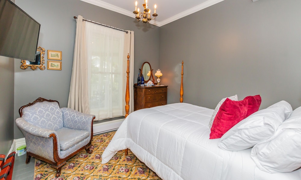 Historic Hotel Broadalbin view 2