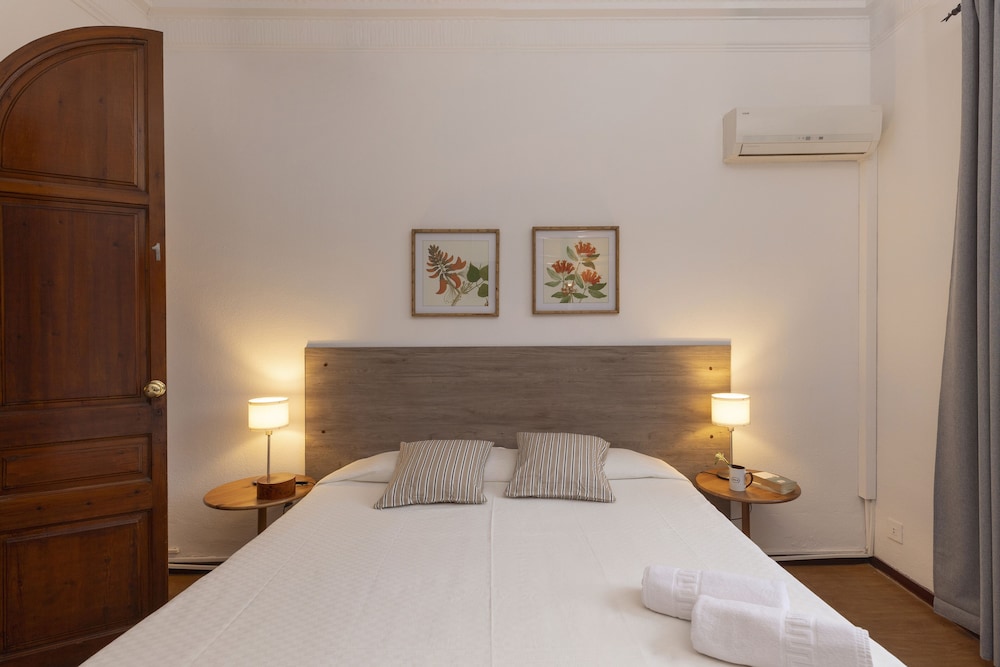 Ally's Guest House Barcelona B&B