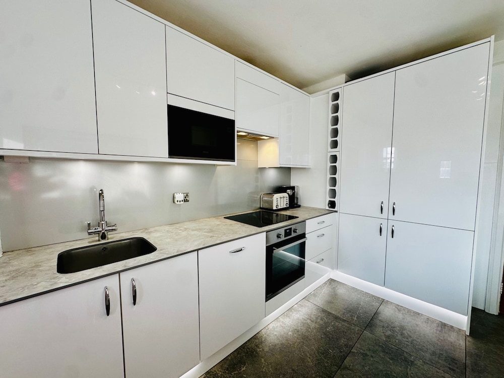 Gerrardscross - Stay4 - Parking - Petsok - Wembley