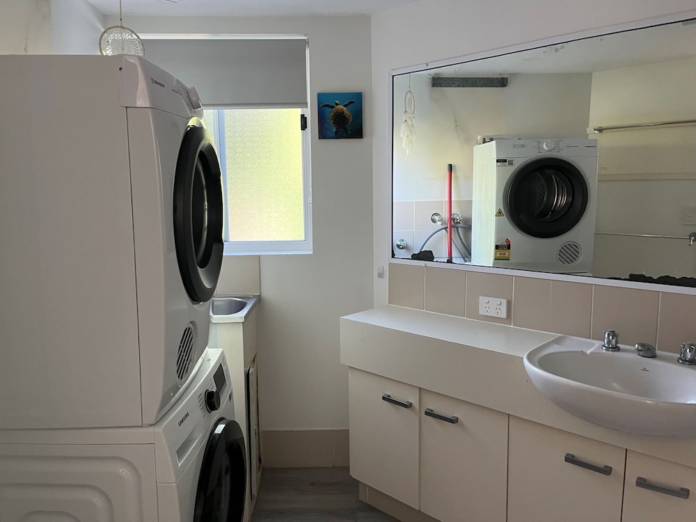 Cosy Central Burleigh Getaway