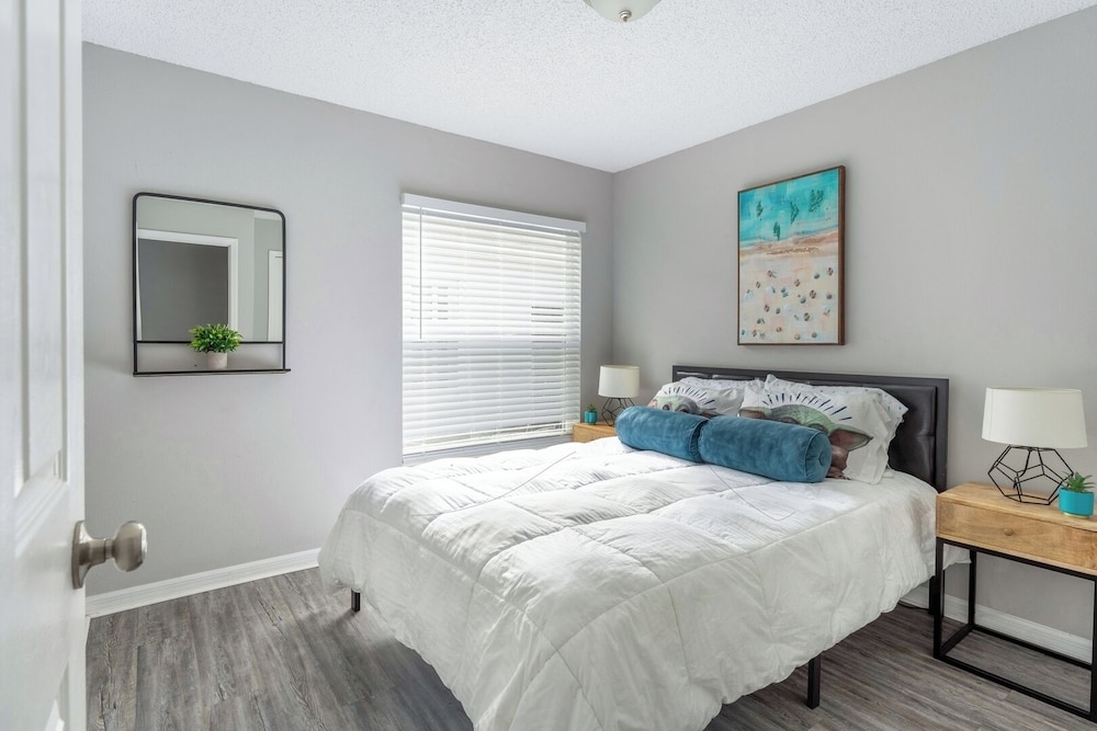 Heated Pool & Bathtub 4BR Near Disney