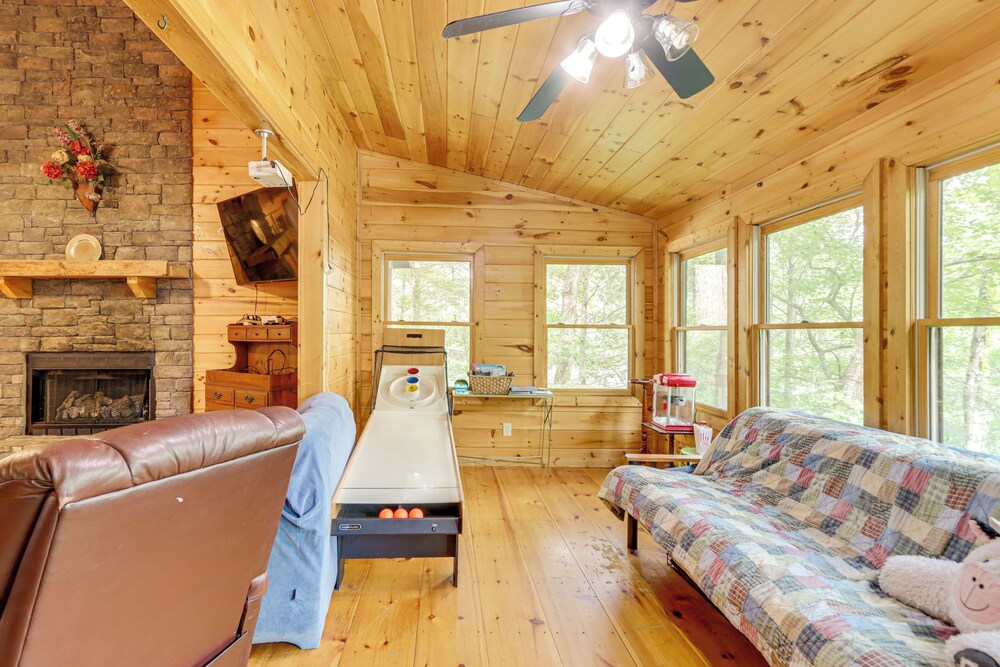 Pet-friendly Resort Cabin 5 Mi to Dtwn Ellijay!