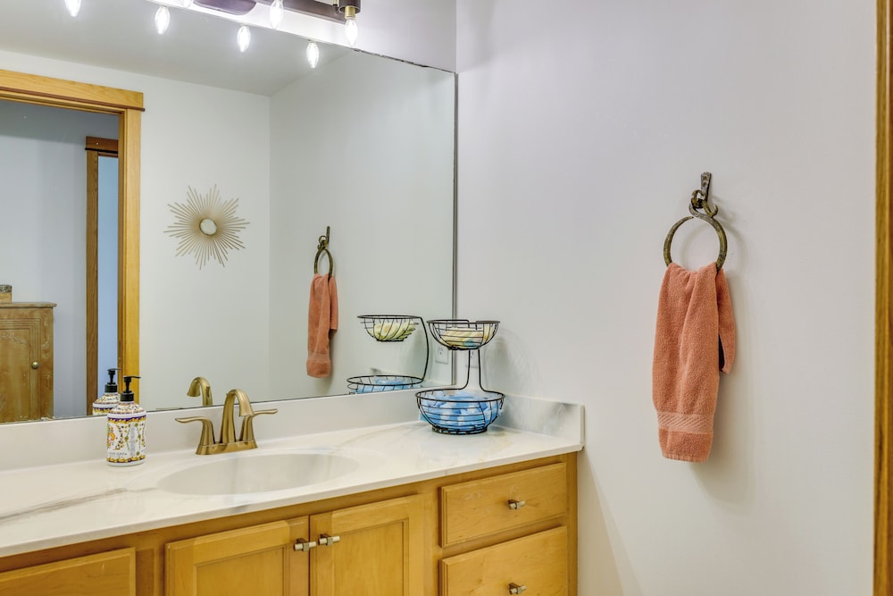 Outdoor Oasis: Luxe Flat in Mt Horeb!