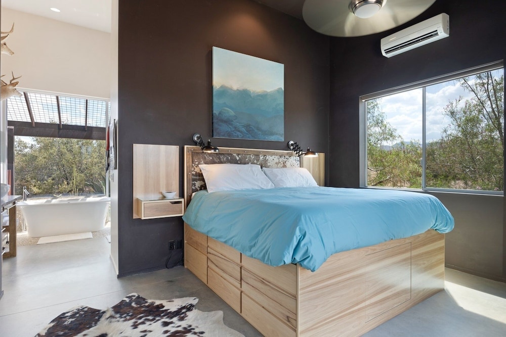 Jackalope Junction-pool, Hot Tub, Fire Pit, Bbq & Desert Views! 2 Bedroom Home by RedAwning