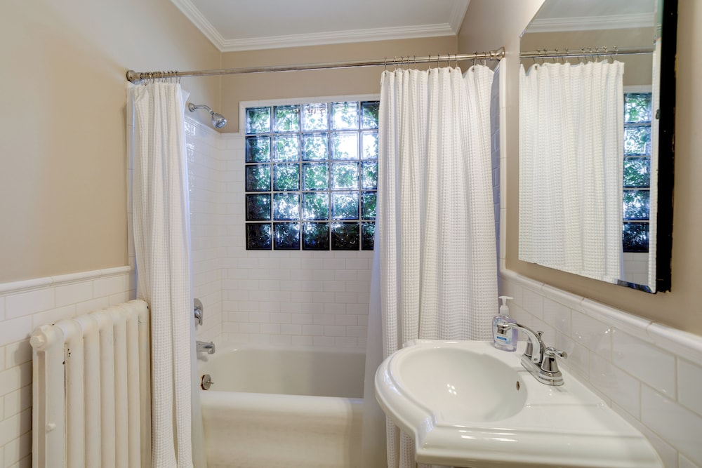 Yard & Grill: Centrally Located Denver Retreat!
