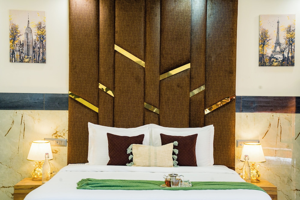 ELIVAAS Ivory Estate Pet-friendly Farm