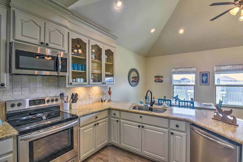 Walk to Shore: Family Retreat in Crystal Beach! view 4