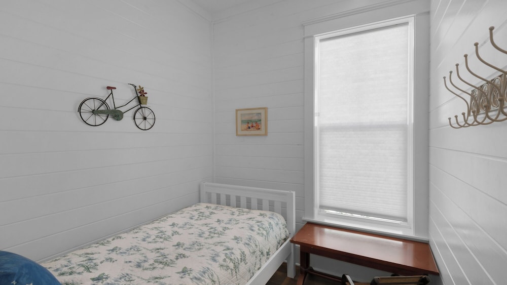 Modern Prominence Home ~ Game Room, 4 Bikes, Sleeps 13, Pet Friendly! view 5