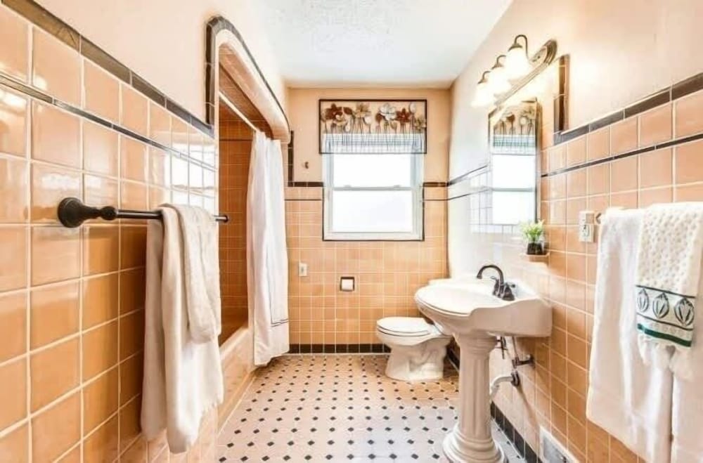 Spacious 5br Sleeps 10 University District 5 Bedroom Home