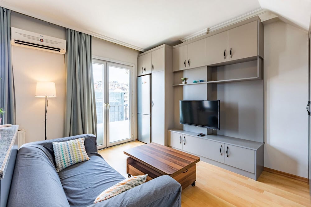 Central and Modern Flat With City View in Sisli