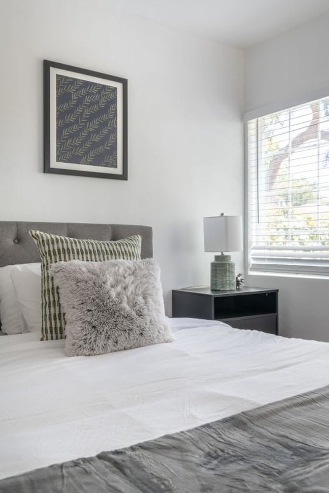 Charming Spacious Home - Modern Comforts Prime Location