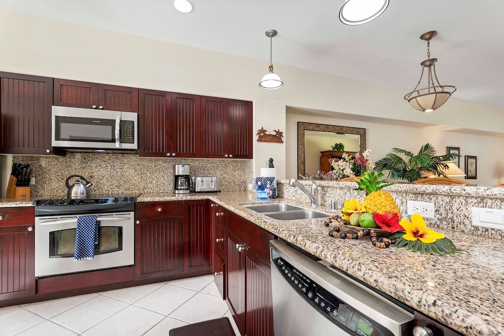 Concierge Included - Walk to Restaurants & Shopping - AC - Infinity Pool! -vrkcv
