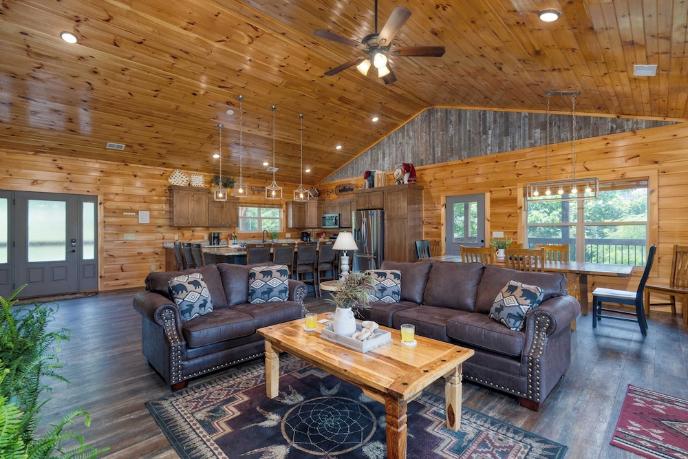 Evergreen Echo by Avantstay Cabin w/ Mountain Views, Theater, Game Room, and Hot Tub