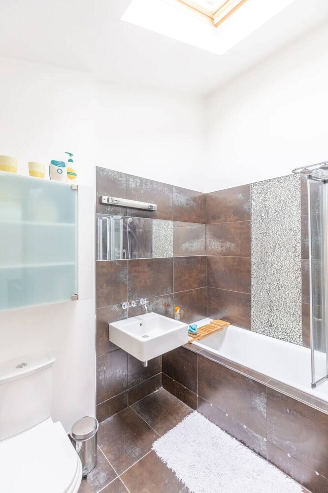 Spacious 2 Bedroom Apartment in Converted Warehouse in Brixton