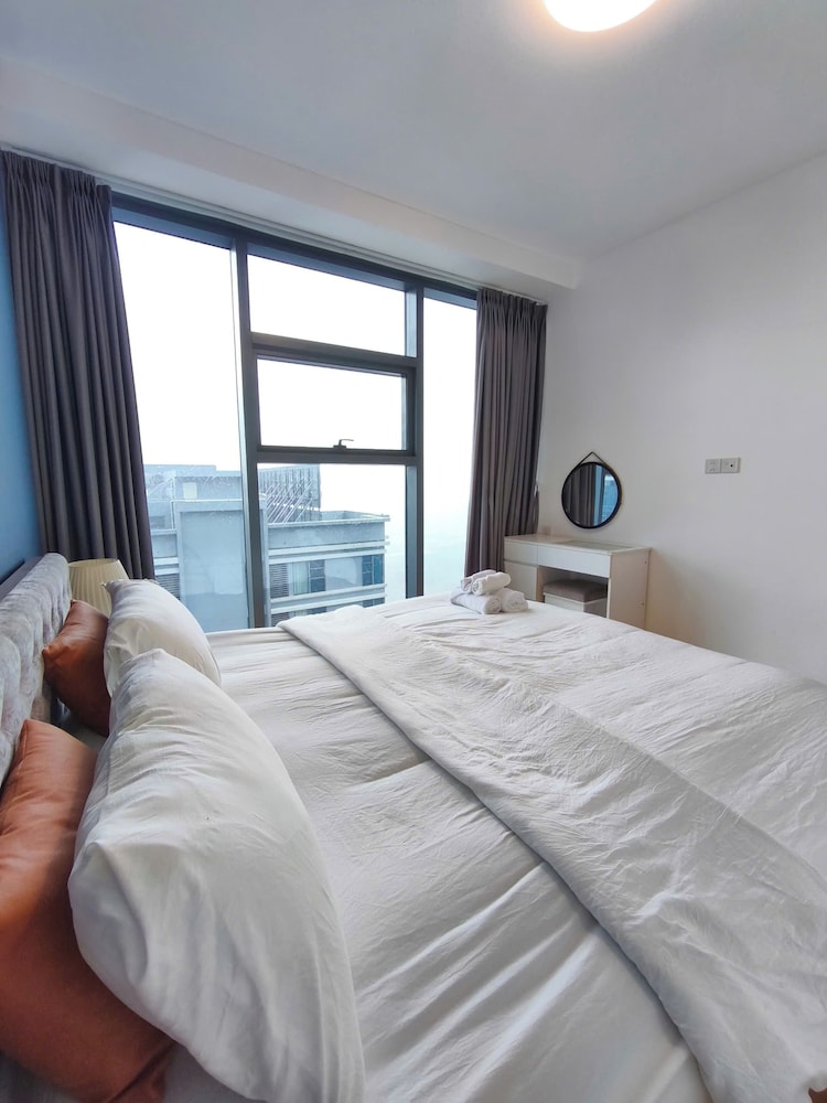 Skyway White & Silver Riverside Resident - Binh Thanh, HCM