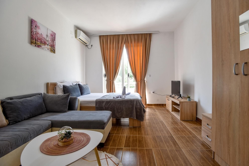 Vacation Home w Terrace and Garden in Ulcinj view 2