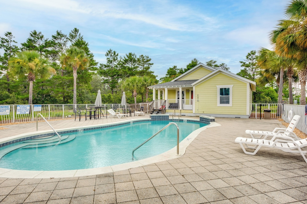 2 Mi to Carrabelle Beach: Home w/ Yard & Porch