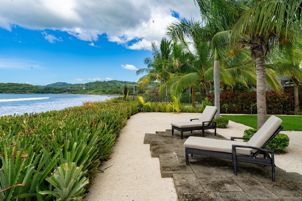 Beachfront Villa - Sunsets and Daily Maid Service