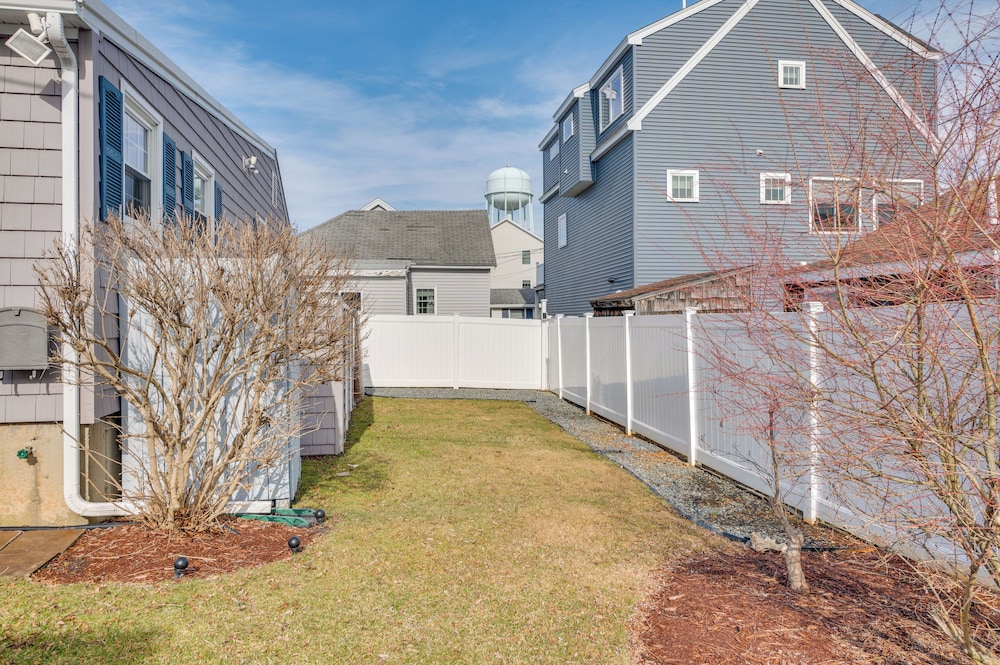 Near Beaches & Waterfront Dining: Home in Hampton!