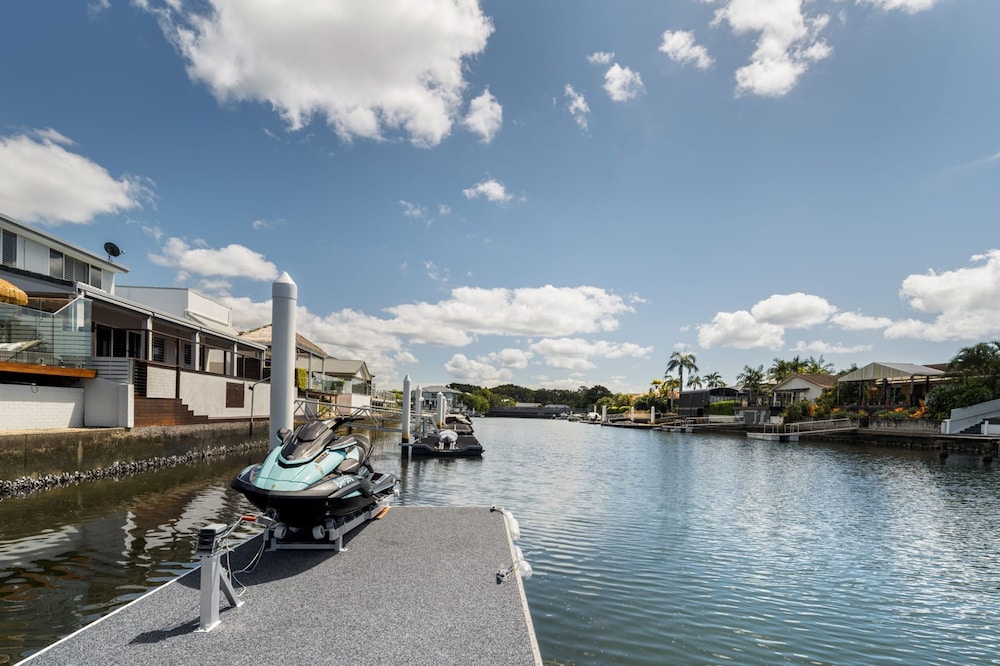 Modern Waterfront Retreat Private Pool Dock