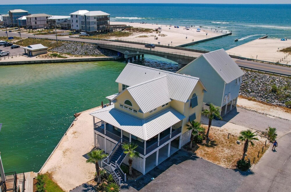 The Pelican 4 Bedroom Home by RedAwning