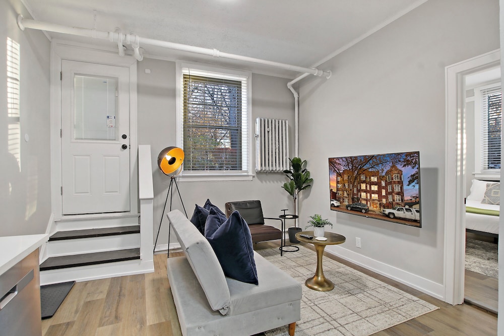 Sleek and Cozy 1BR Apartment - Hartrey G