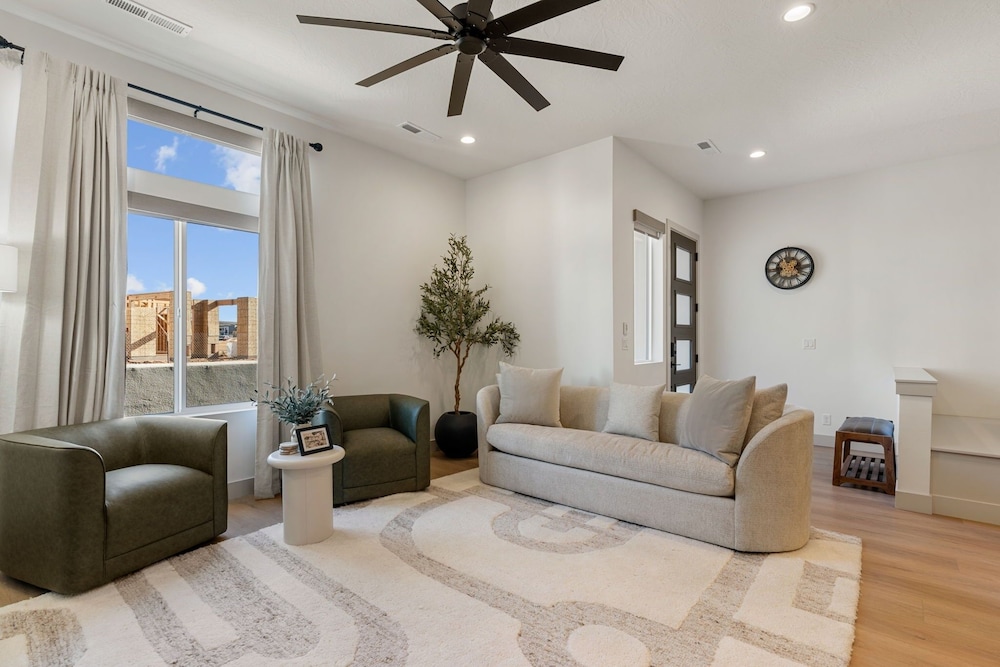The Fish Bowl 6 Bedroom Townhouse