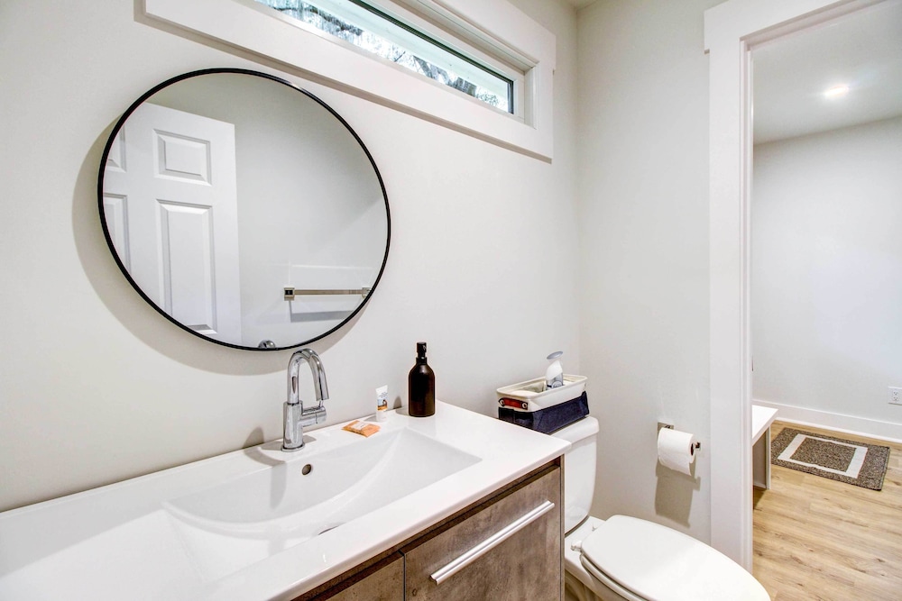 Riverfront Richmond Hill Home w/ Private Pool view 4