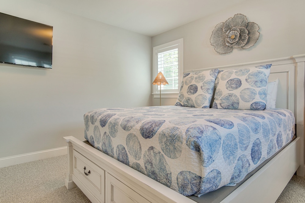 2 Mi to Public Beach Access! Cape Cod Family Home