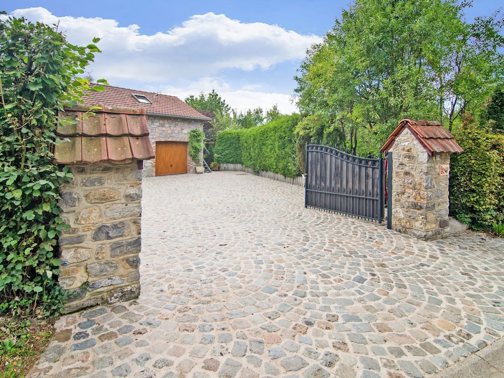 Charming Stay Near Forests