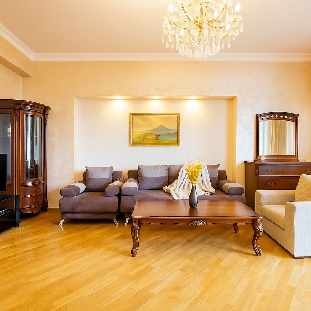 Apartment by Luxe Group DI888