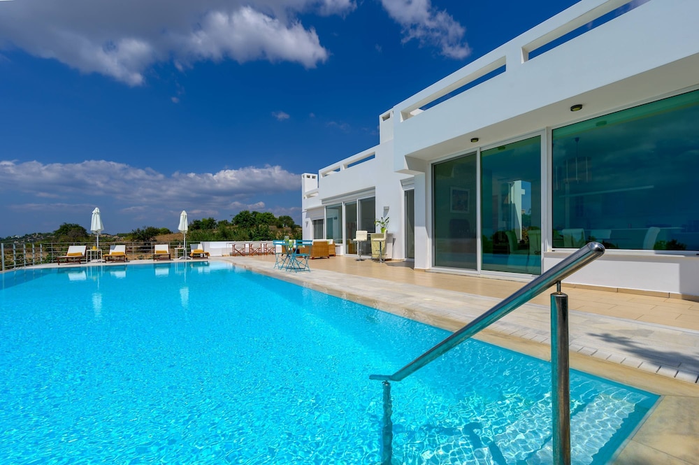 VIP Villa Panoramic Seaview Close to Beaches
