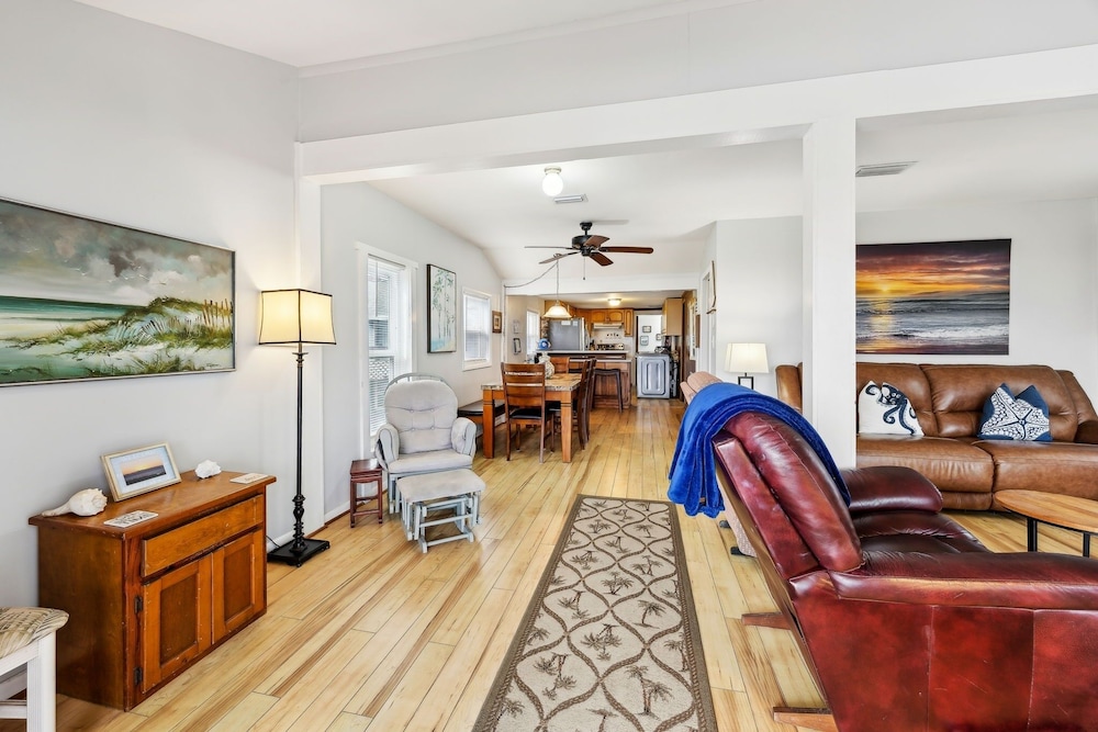 124 S Fletcher - Upstairs 2 Bedroom Duplex
