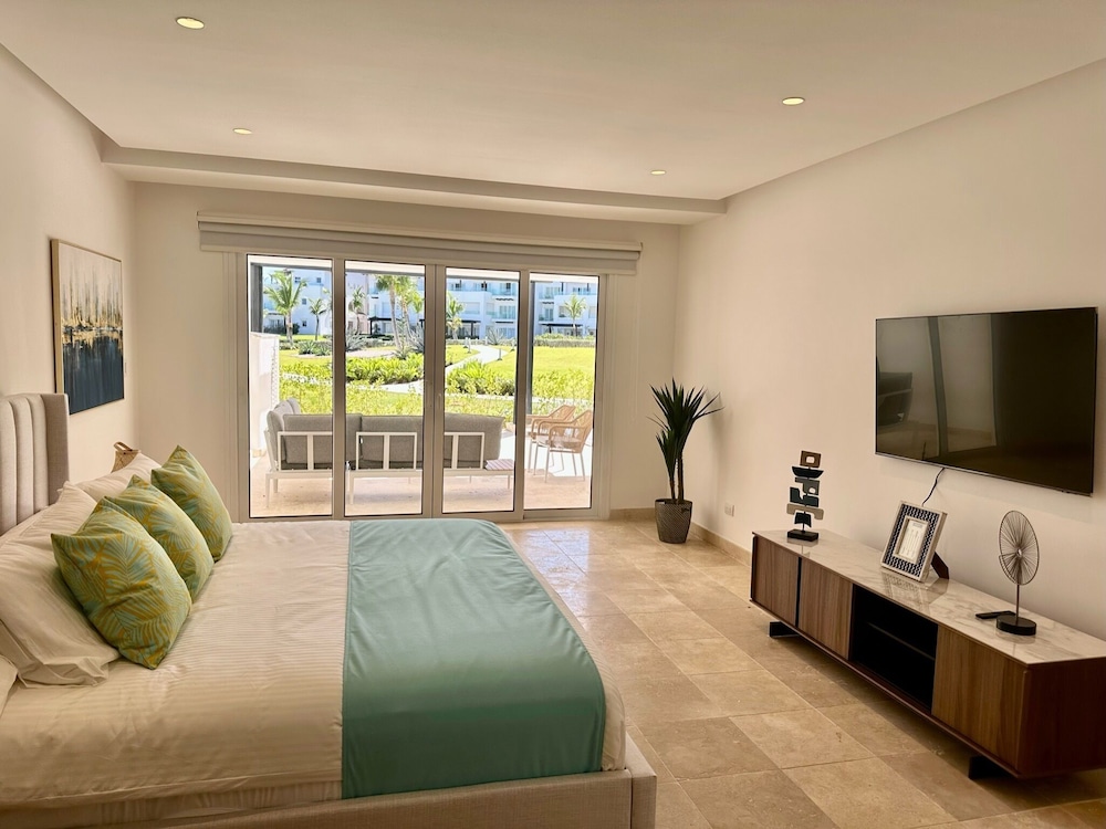 CapCana view 4