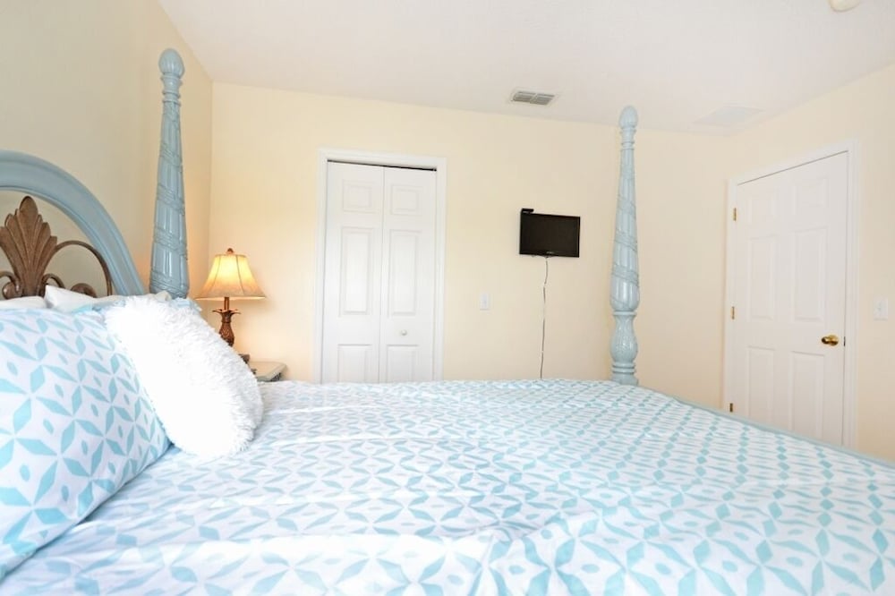 Beautiful 5 Bedroom Home With Large South-facing Pool - Image 3