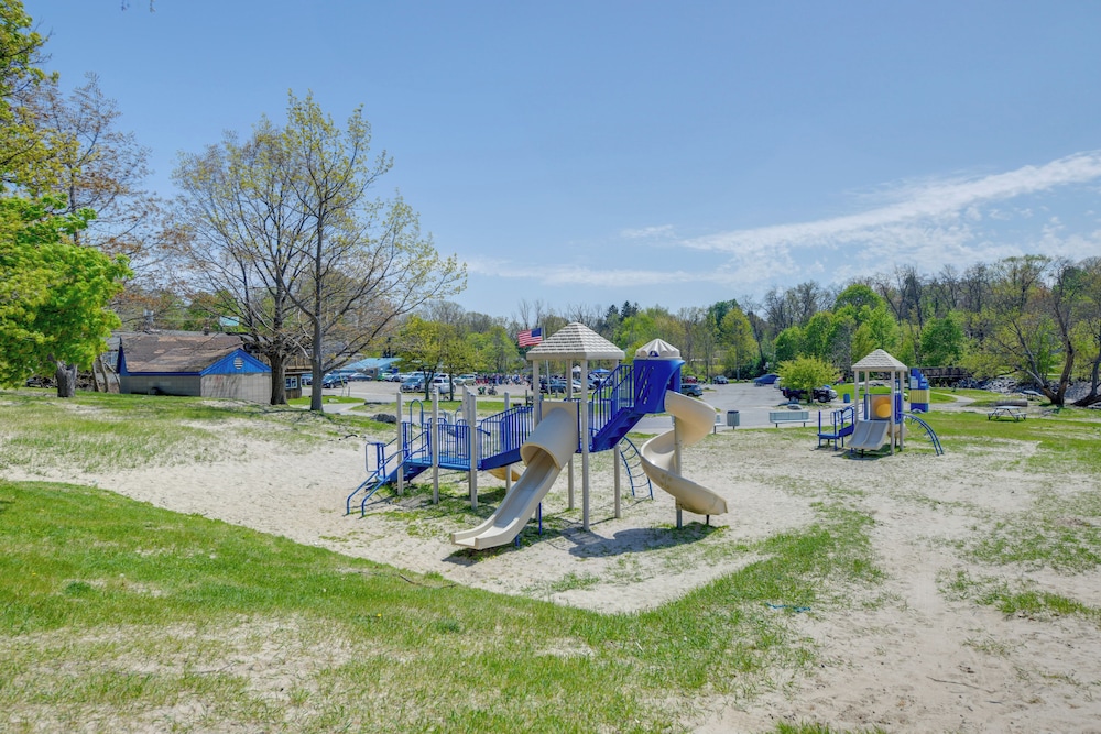 1 Mi to Lake Erie: Family-friendly Angola Home!