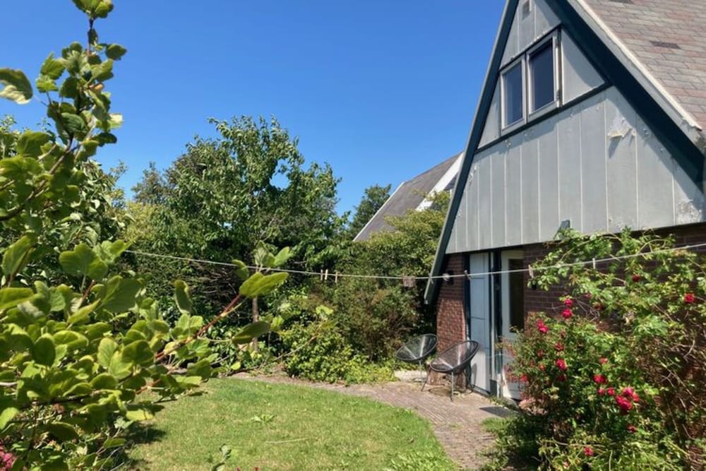 Stylish Holiday Home With Private Garden view 5