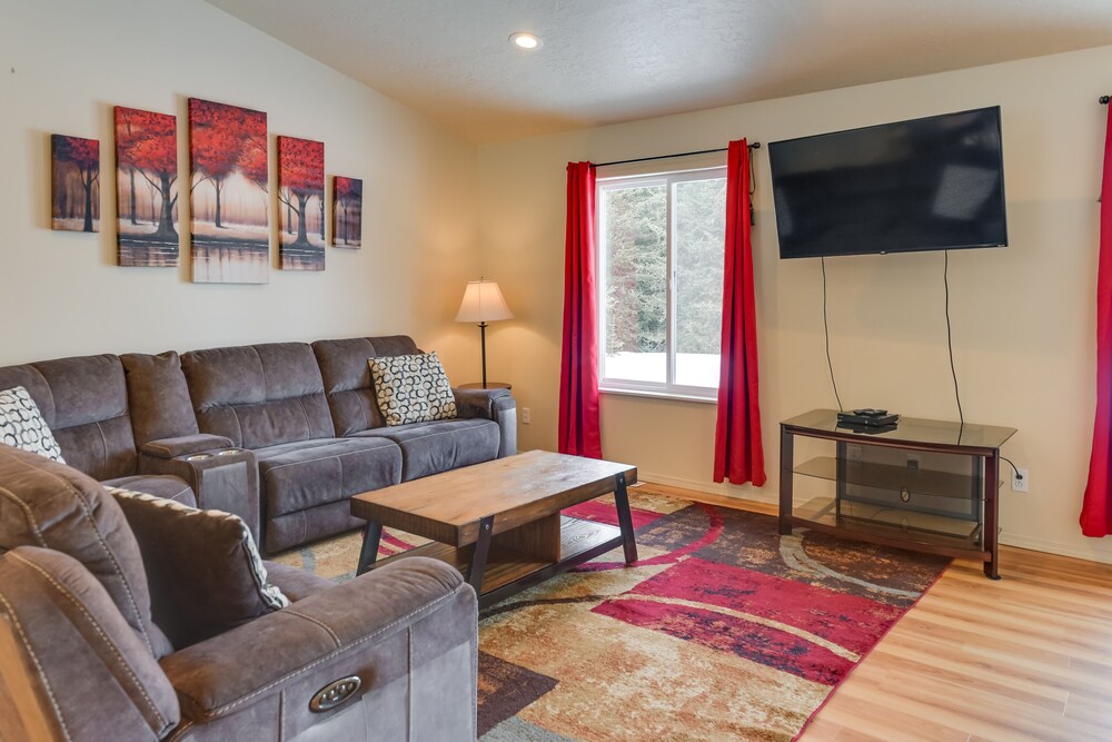 Cozy Getaway w/ Porch - 4 Mi to Downtown Homer! view 4