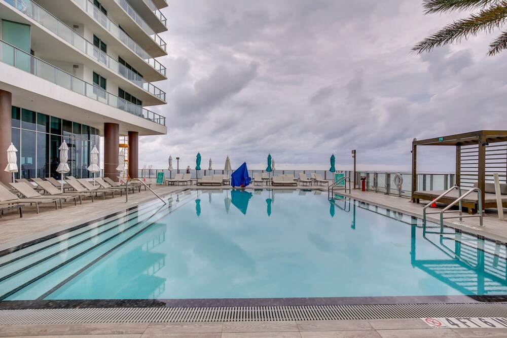 Steps to Sand: Ocean-view Condo in Hollywood