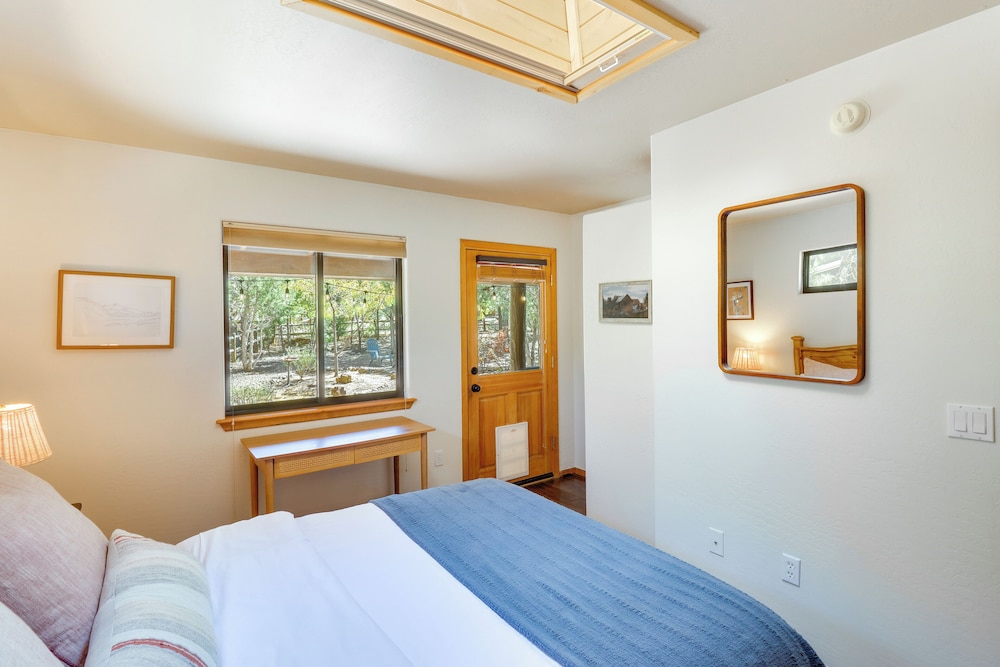 Pet-friendly Show Low Cabin w/ Patio & Gas Grill!