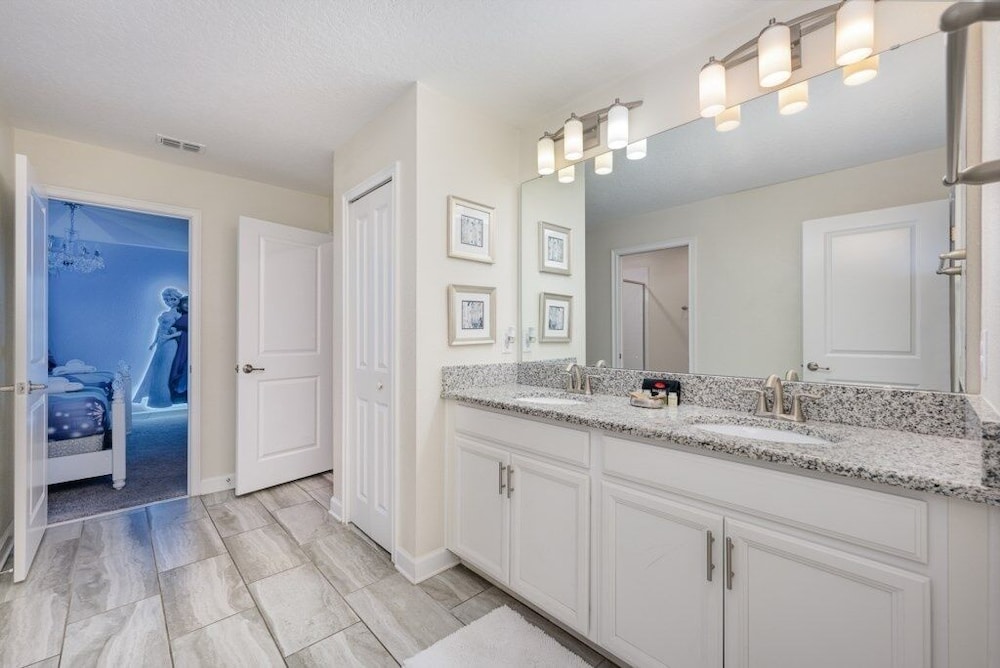 9 Bed Pool, Spa, Movie Room & Game Room! 9 Bedroom Home by RedAwning