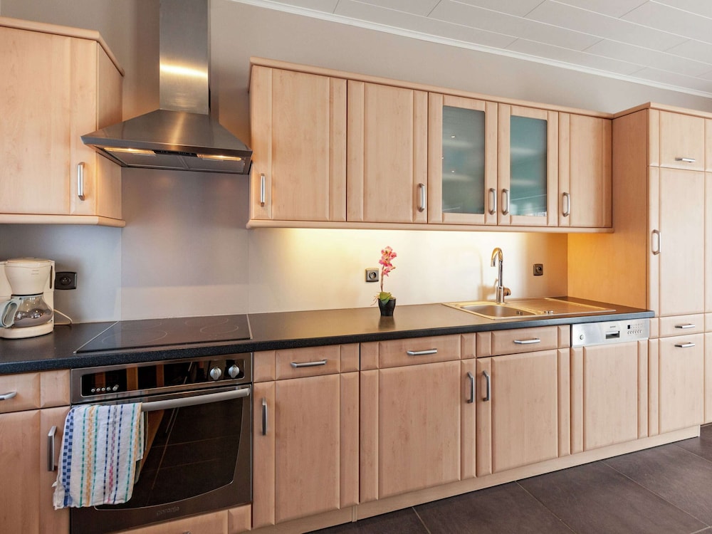 Cozy Cottage for 8 Guests view 3