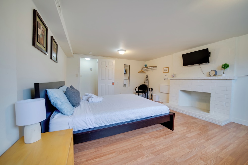 6 Mi to Downtown Seattle: Peaceful Apt w/ Patio